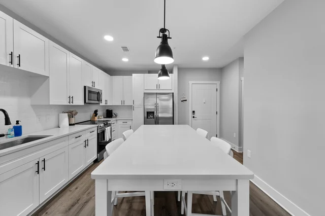 Beachy Bliss: Elegant 2BR/2BA with Pool & Gym #48