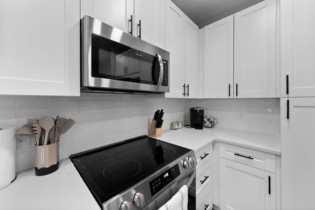 Beachy Bliss: Elegant 2BR/2BA with Pool & Gym #53