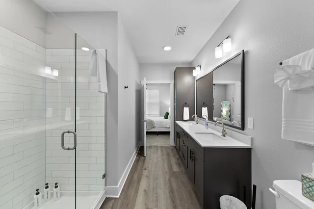 Beachy Bliss: Elegant 2BR/2BA with Pool & Gym #10