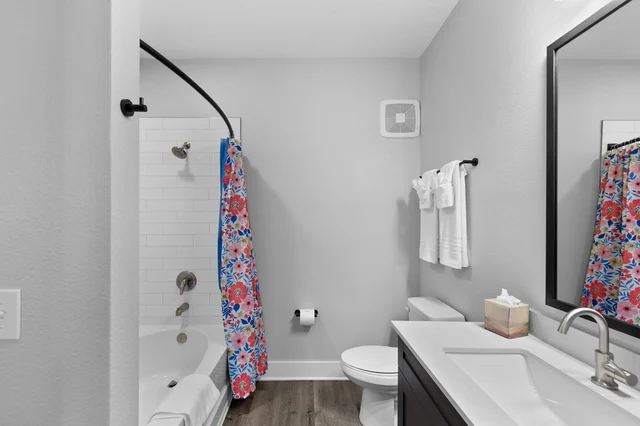 Beachy Bliss: Elegant 2BR/2BA with Pool & Gym #14