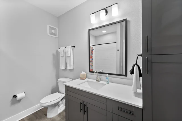 Beachy Bliss: Elegant 2BR/2BA with Pool & Gym #22