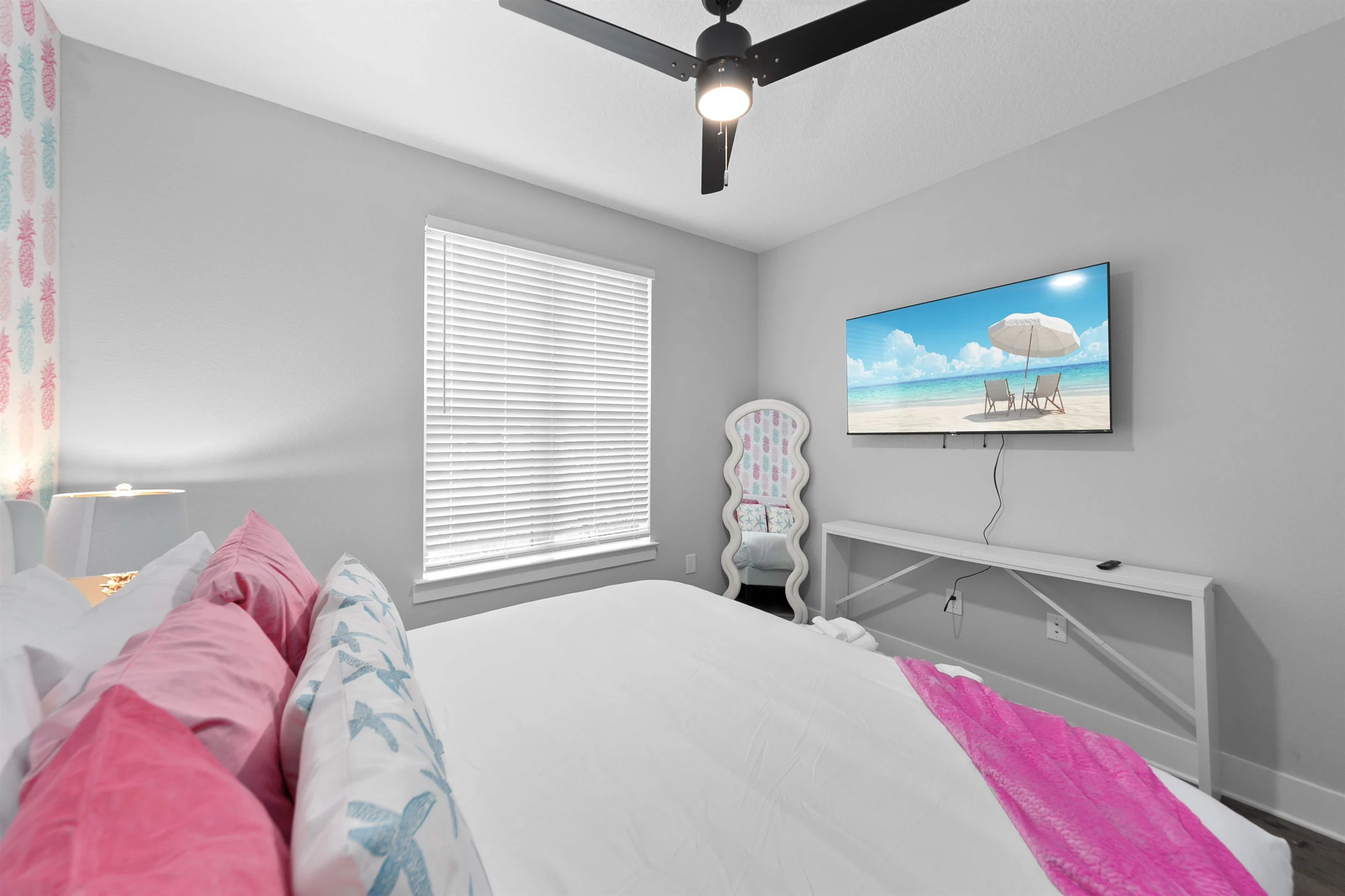 Palm Paradise: Tropical 2BR/2BA with Pool & Gym #39