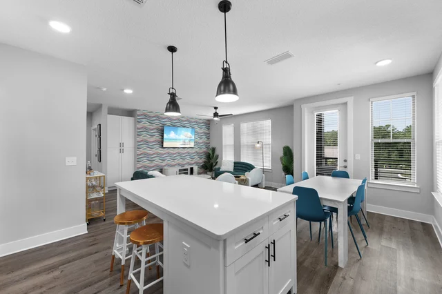 Sunny Haven: Chic 2BR/2BA with Pool & Gym #63