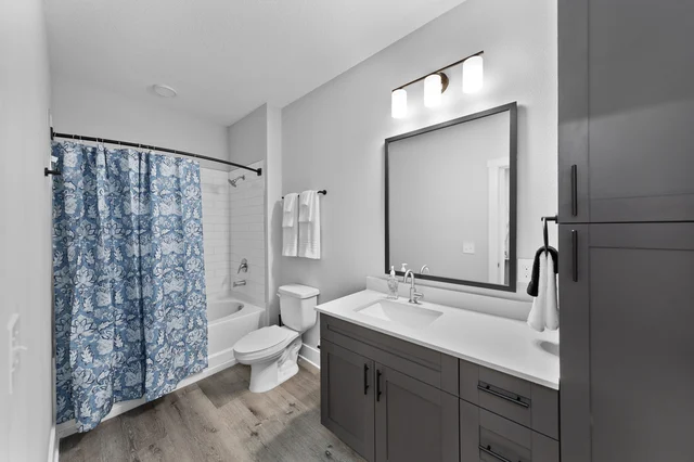Sunny Haven: Chic 2BR/2BA with Pool & Gym #42