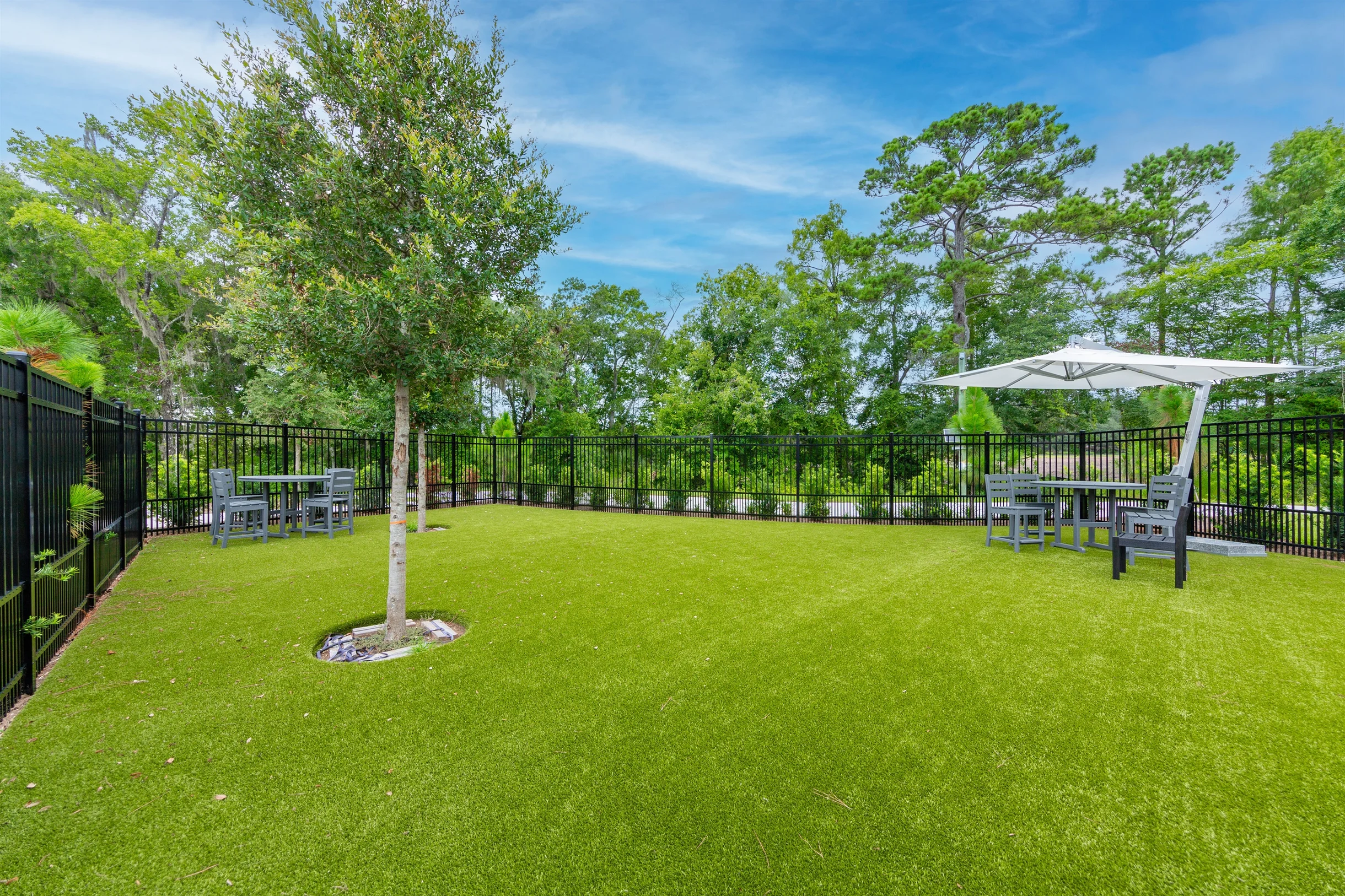 Tropical Retreat: Luxe 2BR/2BA with Pool & Gym #44