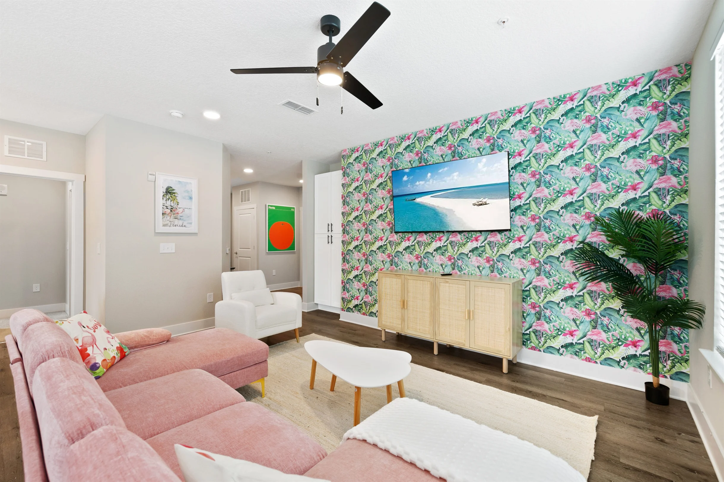 Idyllic and Tropical 2BR/2BA with Pool & Gym #51
