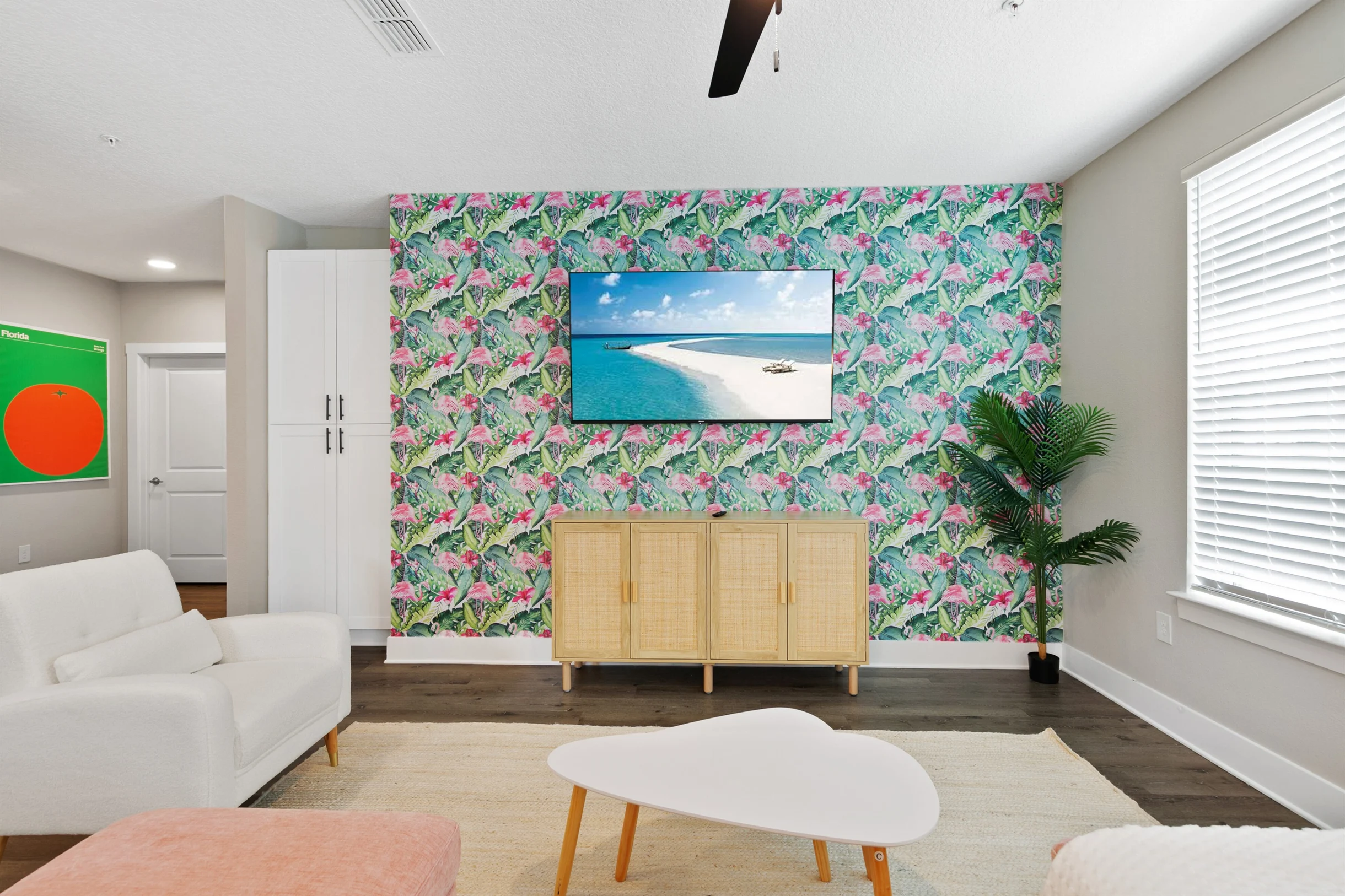 Idyllic and Tropical 2BR/2BA with Pool & Gym #58