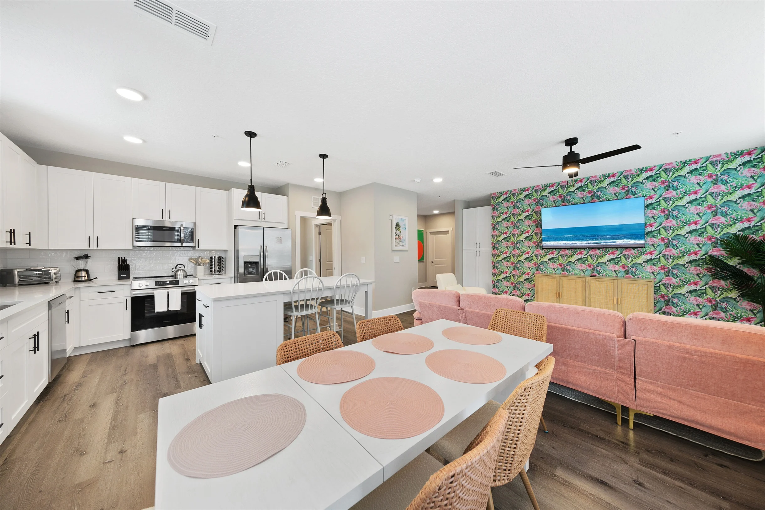 Idyllic and Tropical 2BR/2BA with Pool & Gym #70