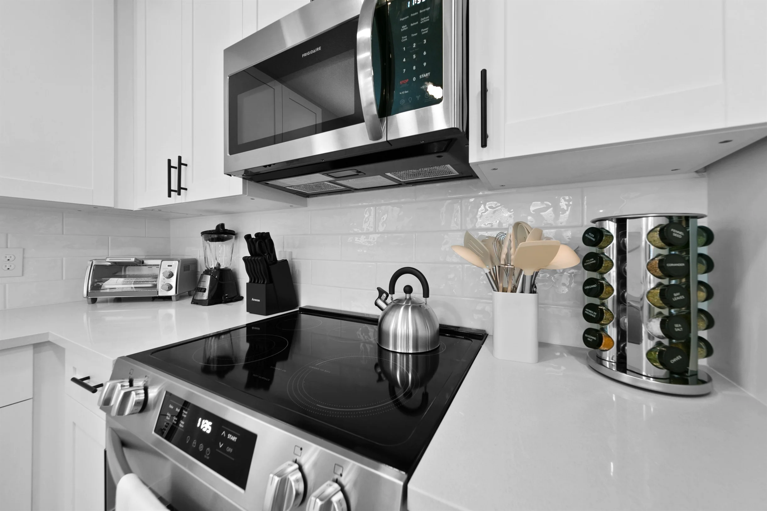 Idyllic and Tropical 2BR/2BA with Pool & Gym #56