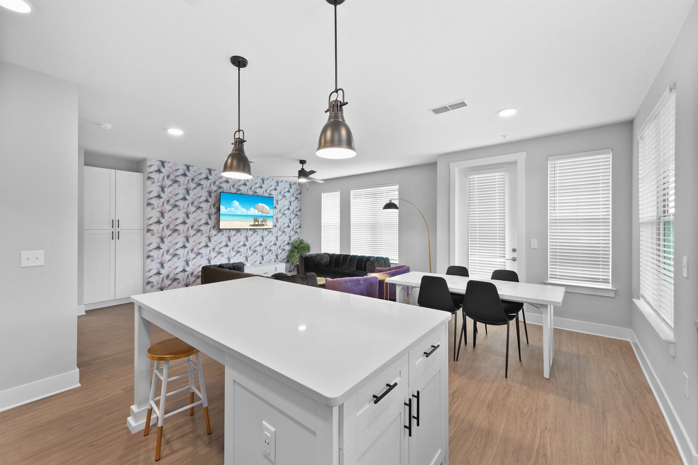 The Flamingo: Lush 2BR/2BA with Pool & Gym #64