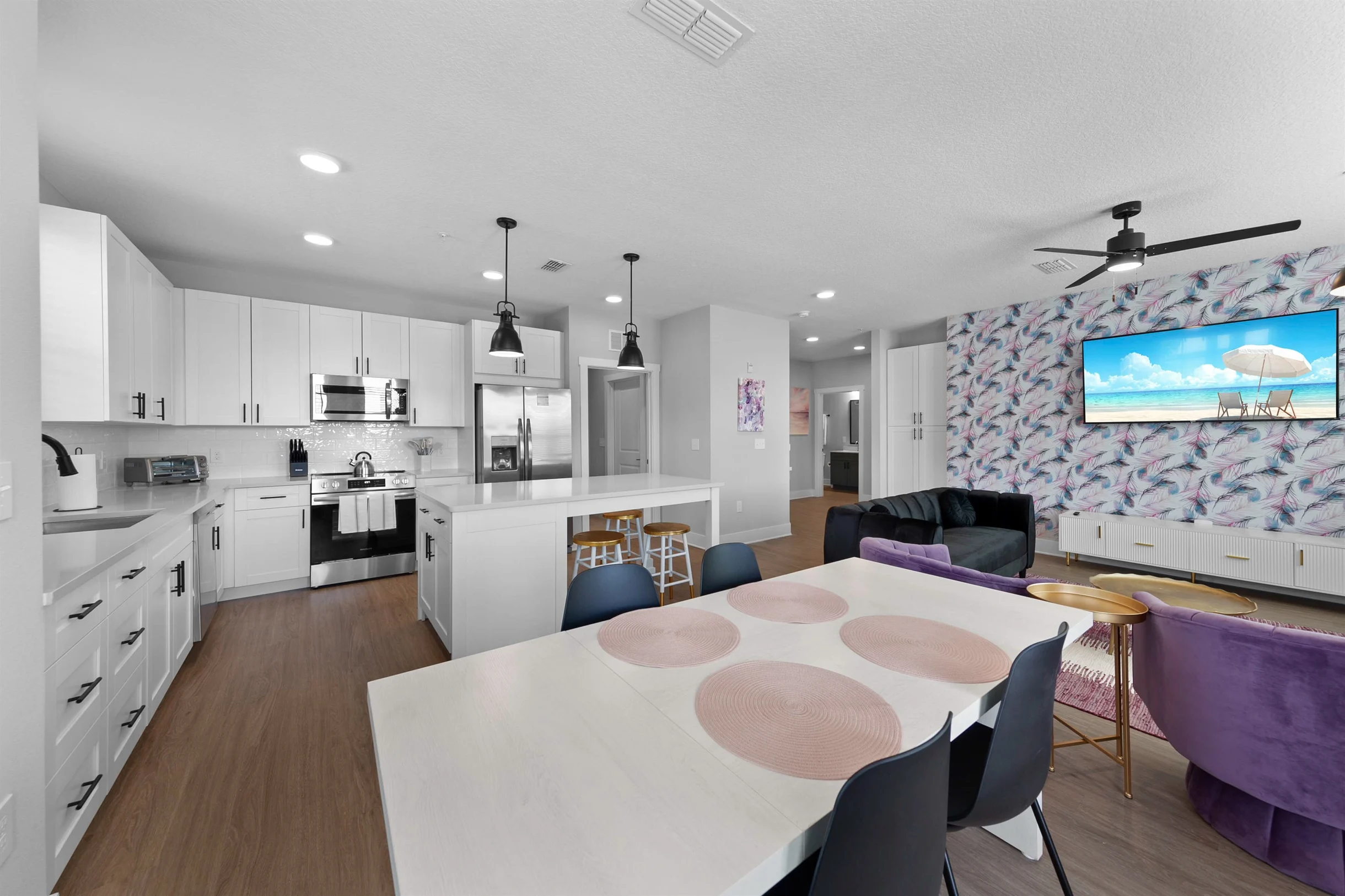 The Flamingo: Lush 2BR/2BA with Pool & Gym #63