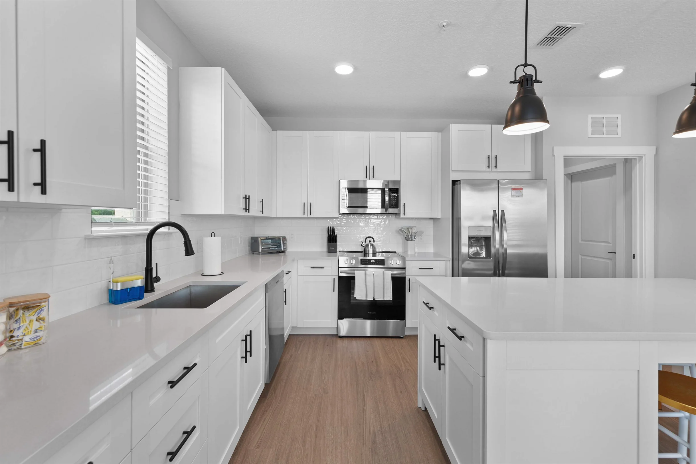 The Flamingo: Lush 2BR/2BA with Pool & Gym #60
