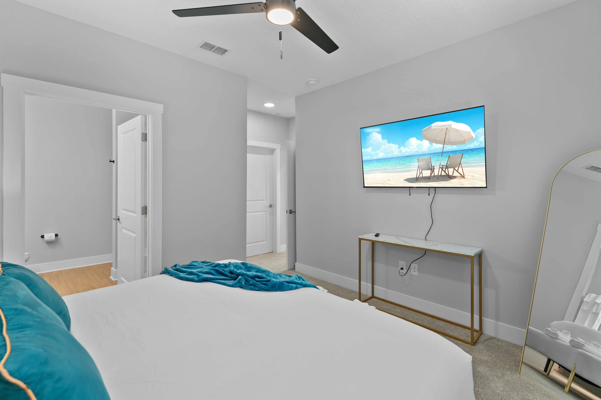 The Flamingo: Lush 2BR/2BA with Pool & Gym #29