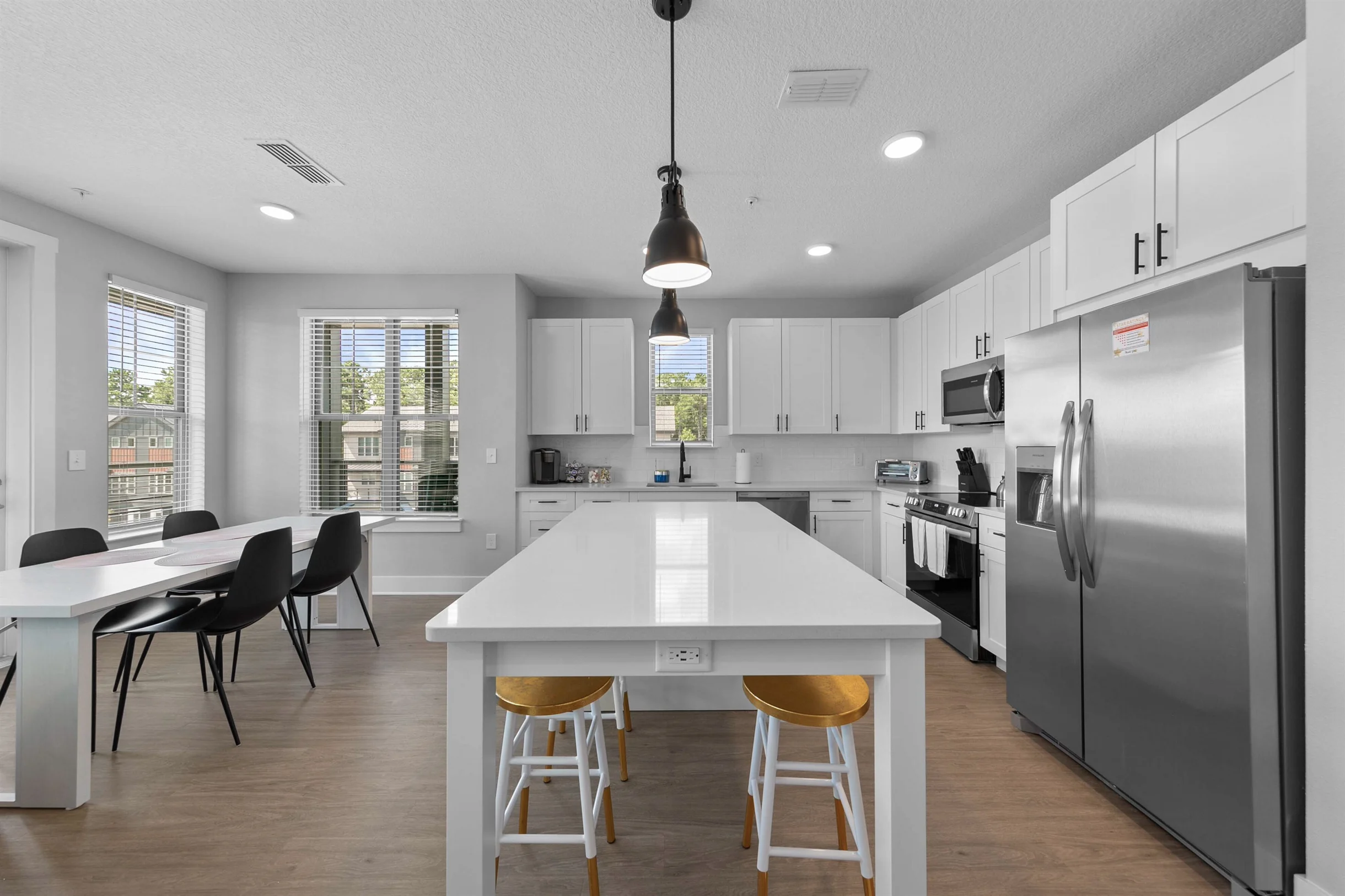 The Flamingo: Lush 2BR/2BA with Pool & Gym #61
