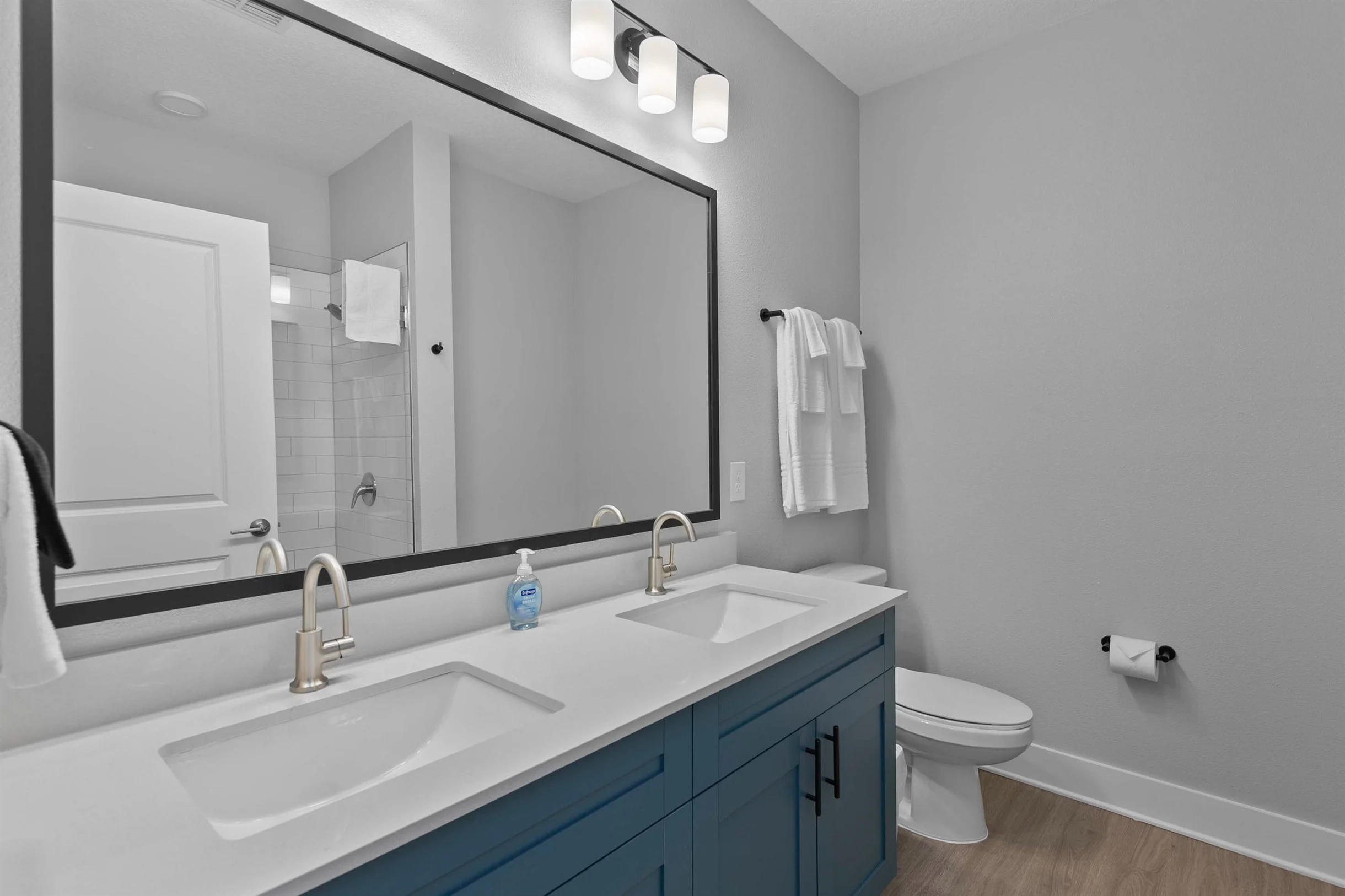 The Flamingo: Lush 2BR/2BA with Pool & Gym #14
