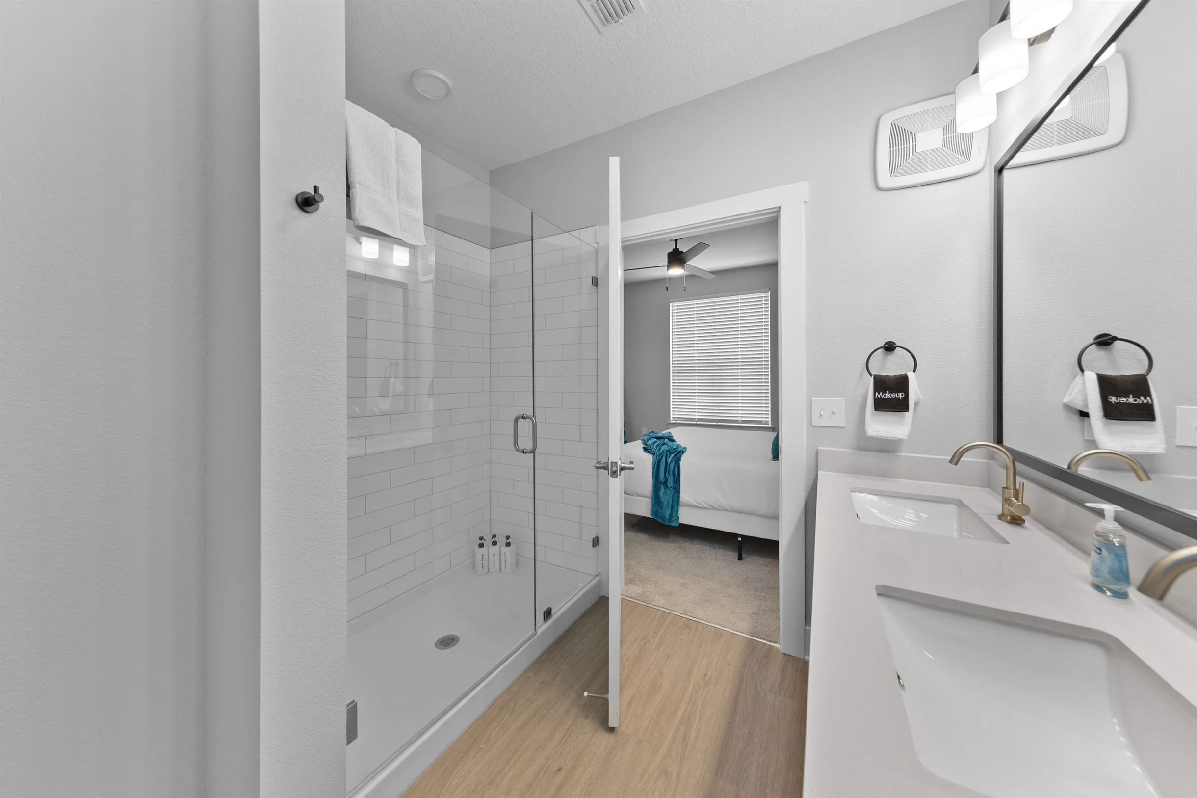 The Flamingo: Lush 2BR/2BA with Pool & Gym #13