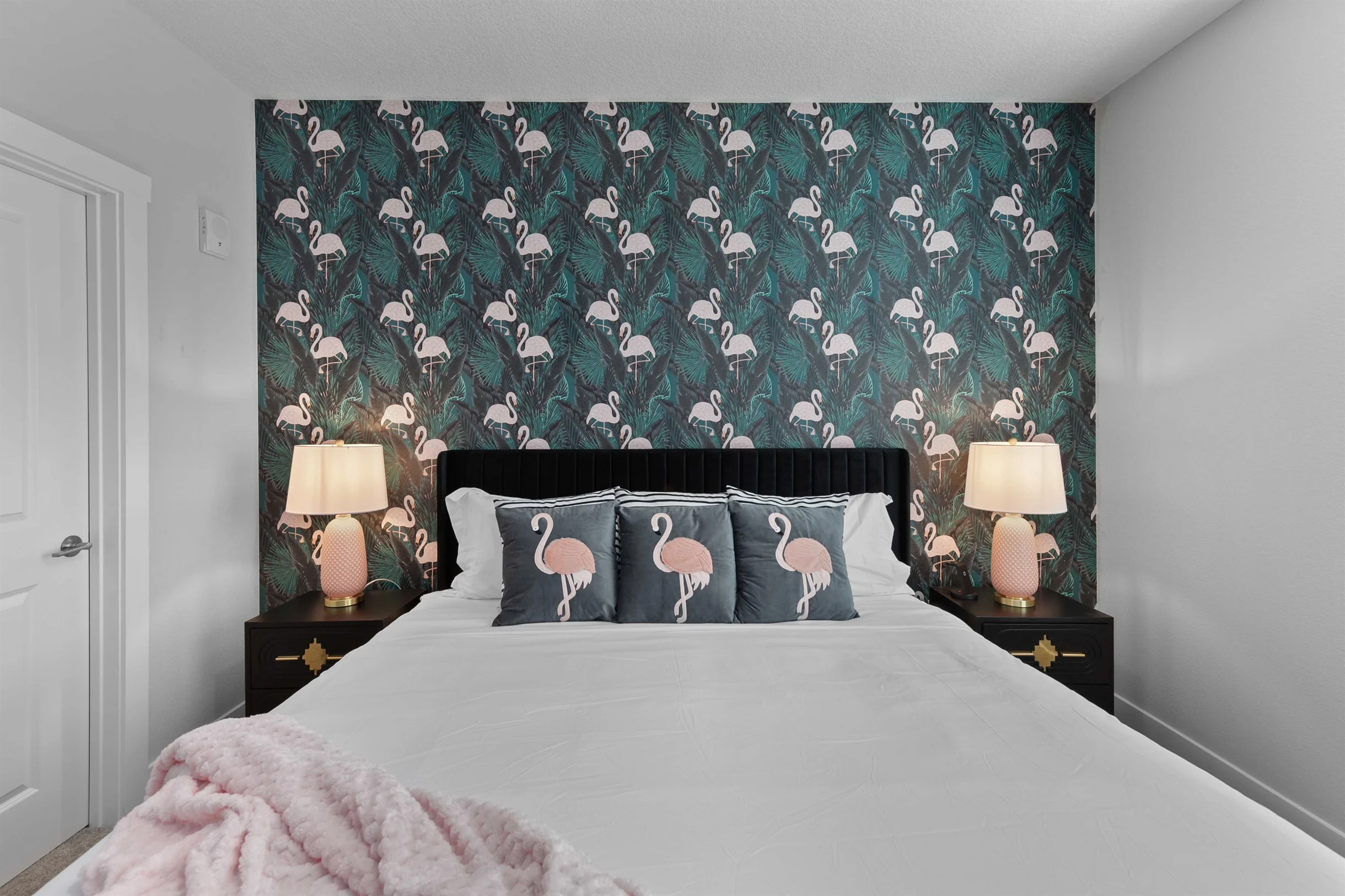 The Flamingo: Lush 2BR/2BA with Pool & Gym #22