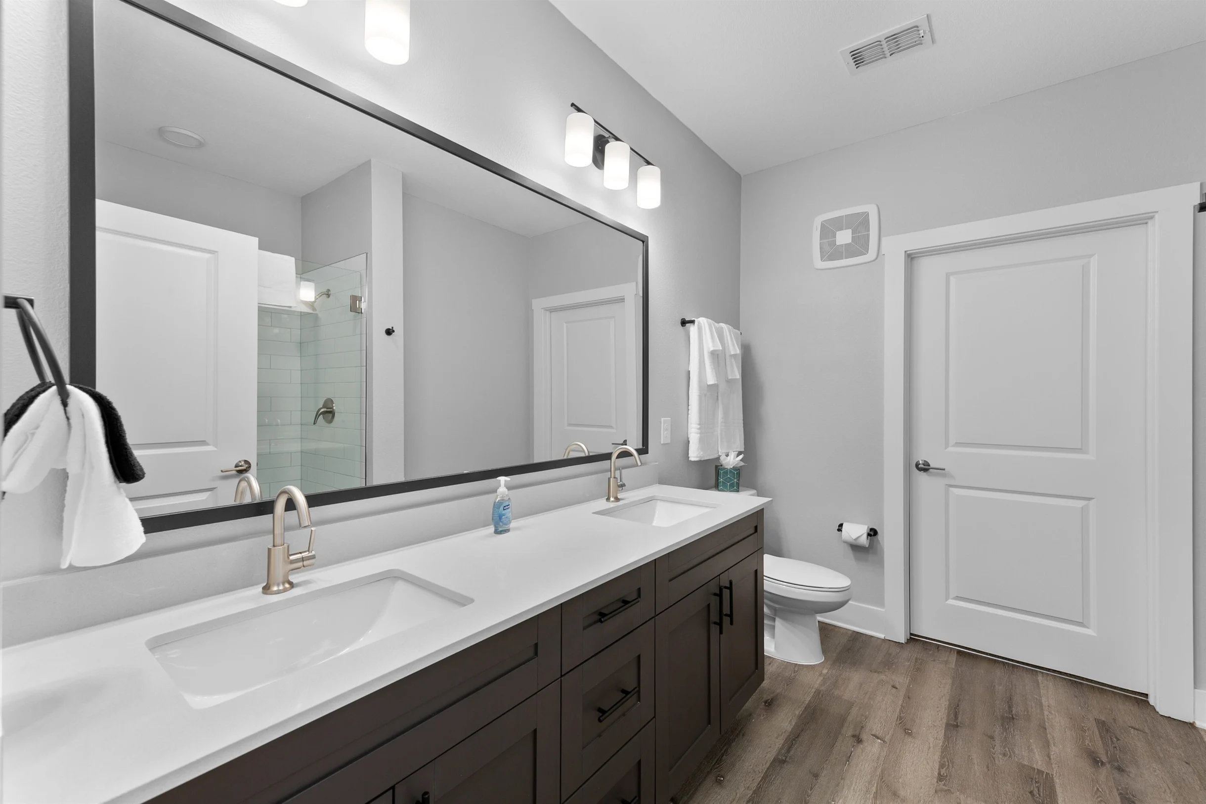Luxury Oasis: Posh 3BR/2BA with Pool & Gym #9