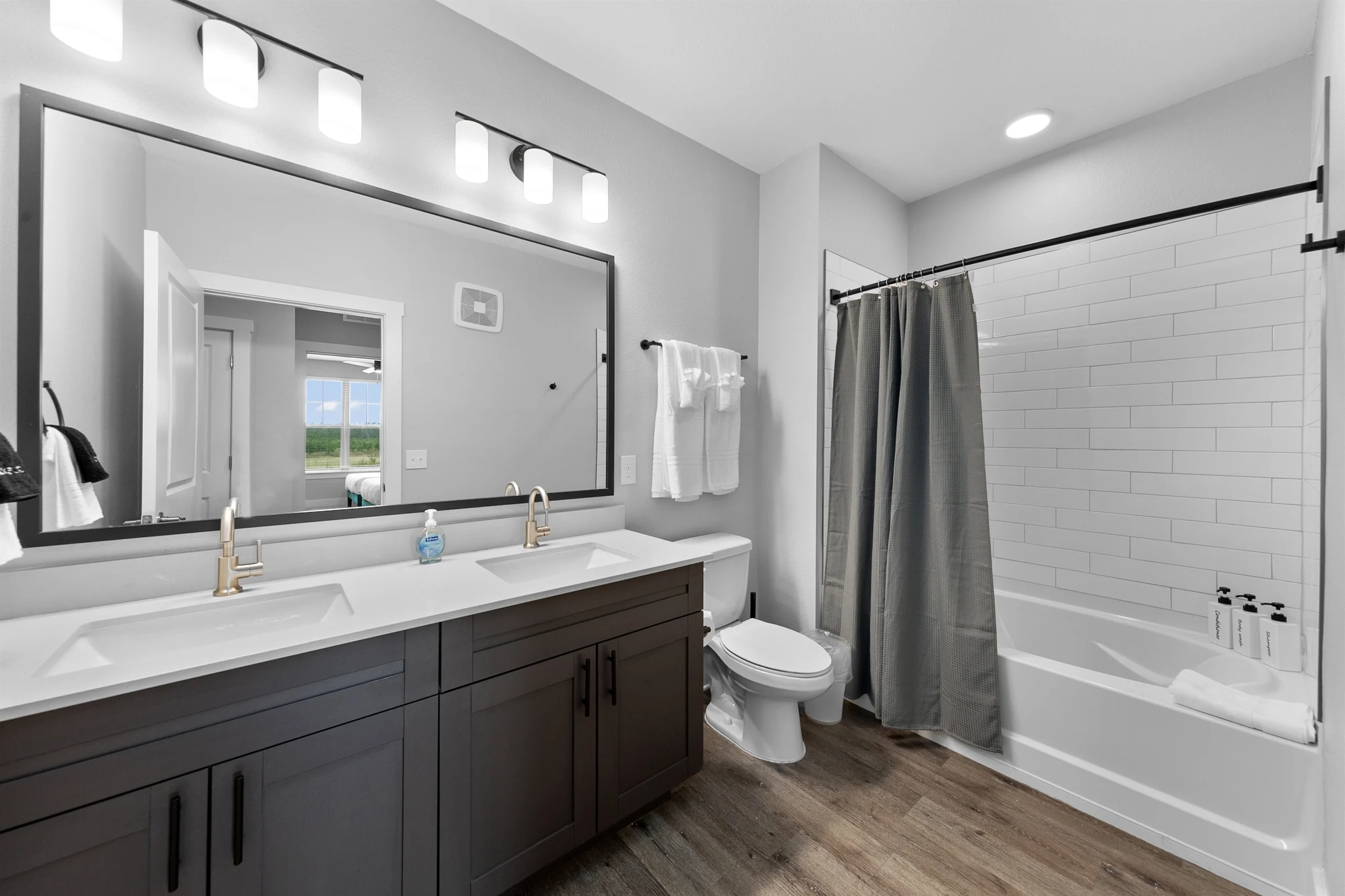 Luxury Oasis: Posh 3BR/2BA with Pool & Gym #6