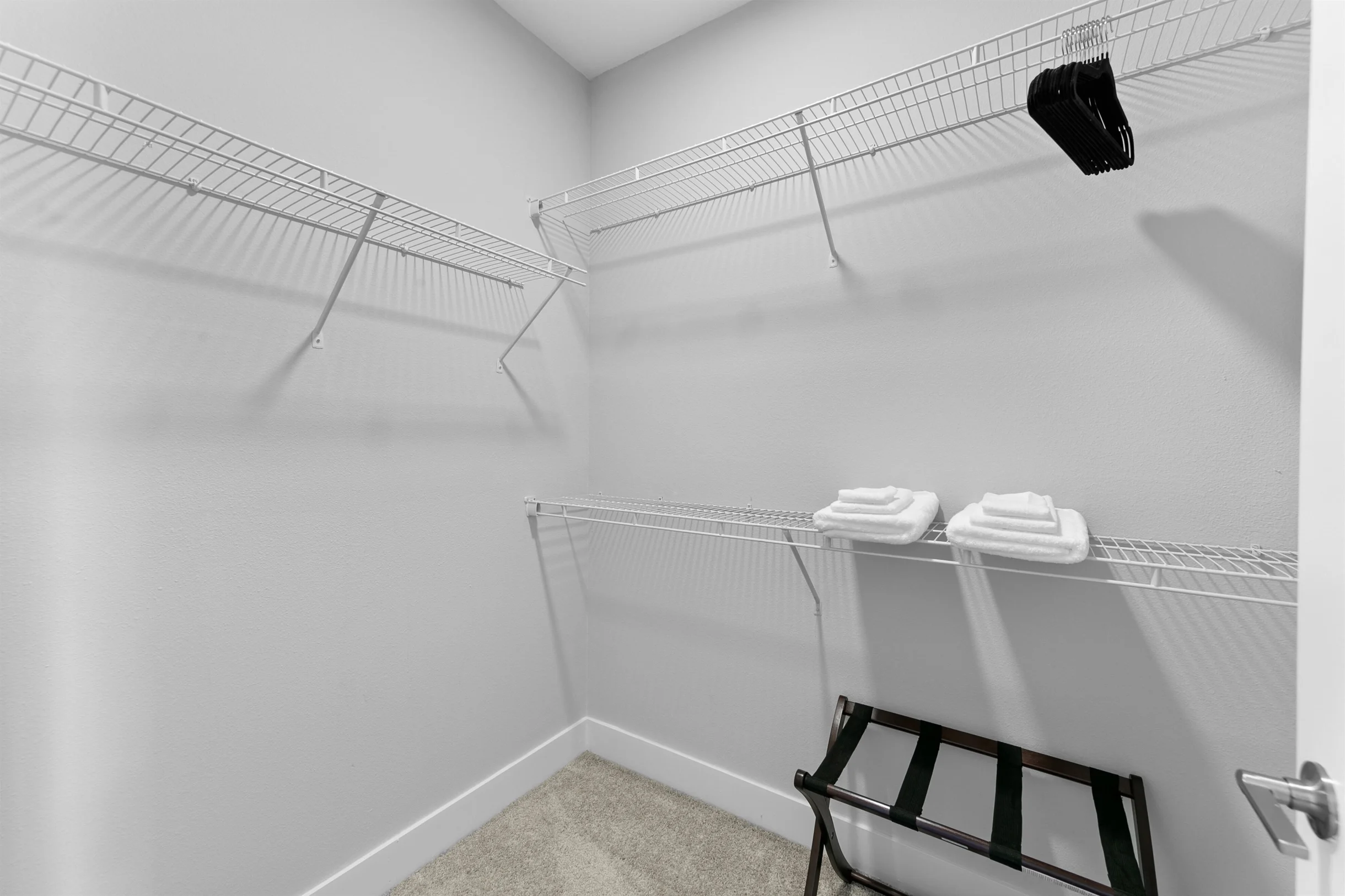 Luxury Oasis: Posh 3BR/2BA with Pool & Gym #69