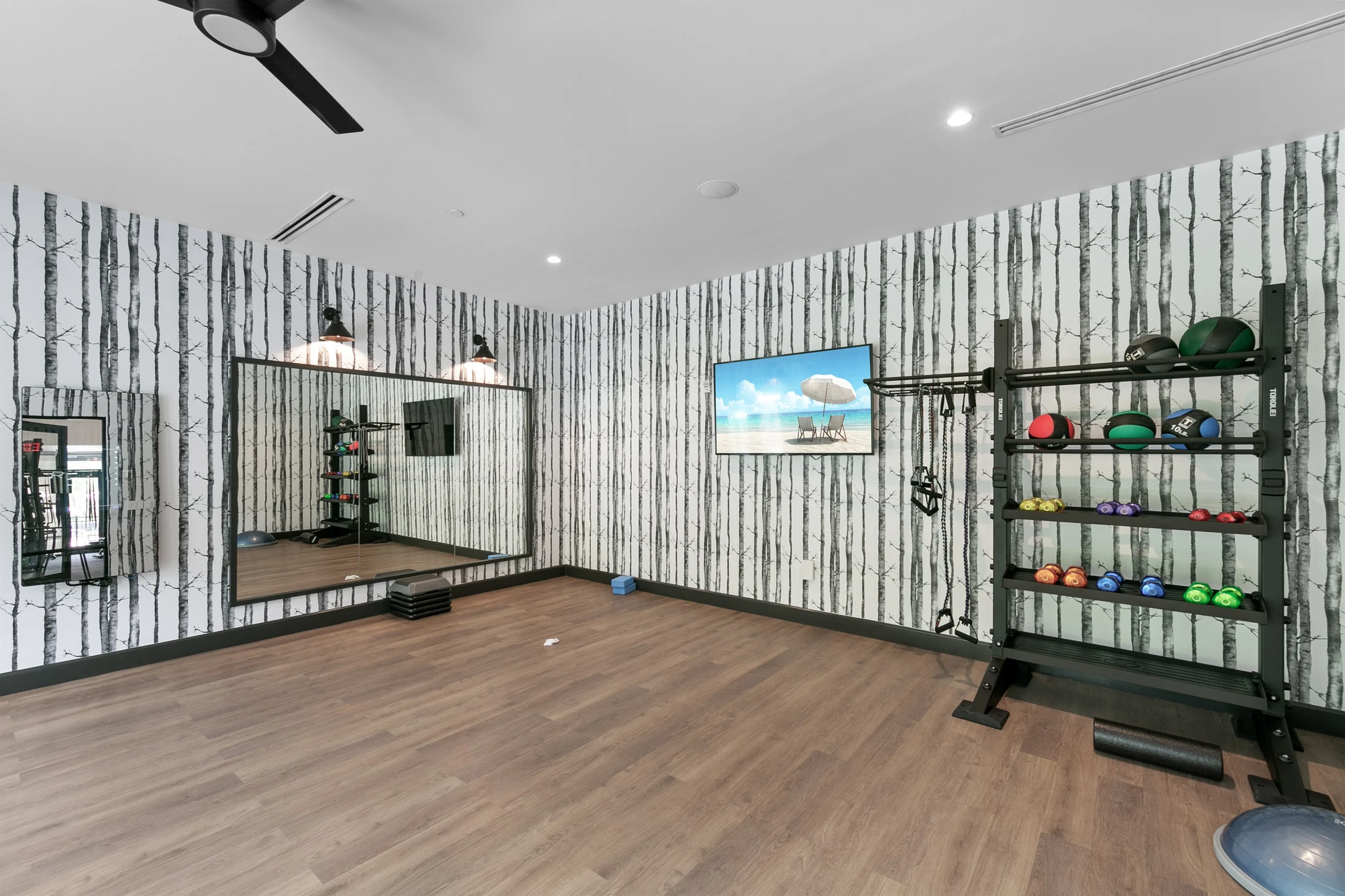 Luxury Oasis: Posh 3BR/2BA with Pool & Gym #58