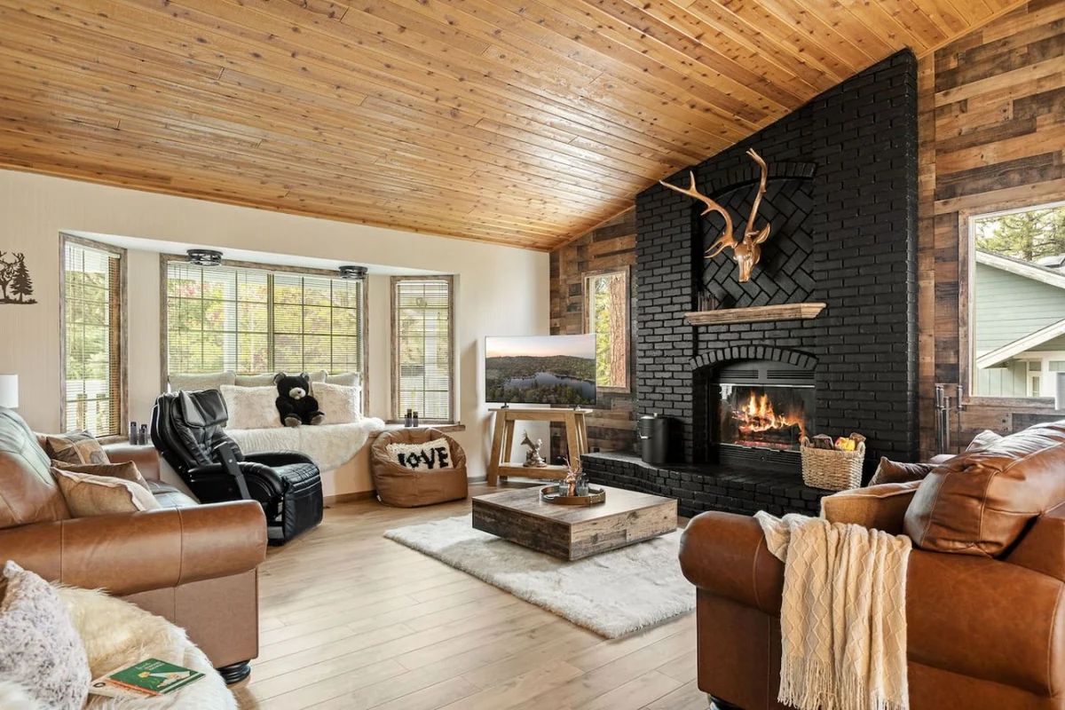 Designer Snow Queen Retreat | Mins to Zoo, Hot Tub #35