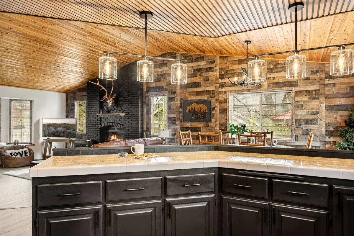 Designer Snow Queen Retreat | Mins to Zoo, Hot Tub #47