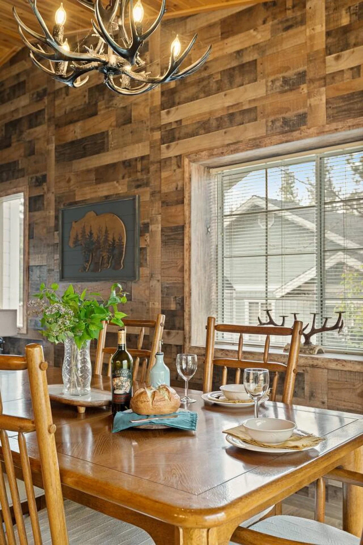 Designer Snow Queen Retreat | Mins to Zoo, Hot Tub #33