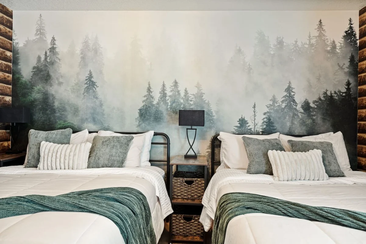 Designer Snow Queen Retreat | Mins to Zoo, Hot Tub #10