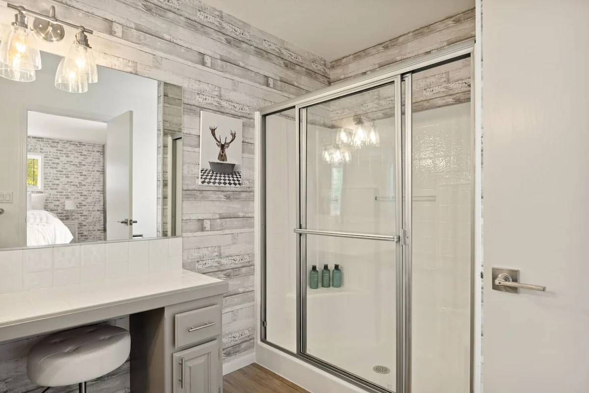 Designer Snow Queen Retreat | Mins to Zoo, Hot Tub #32