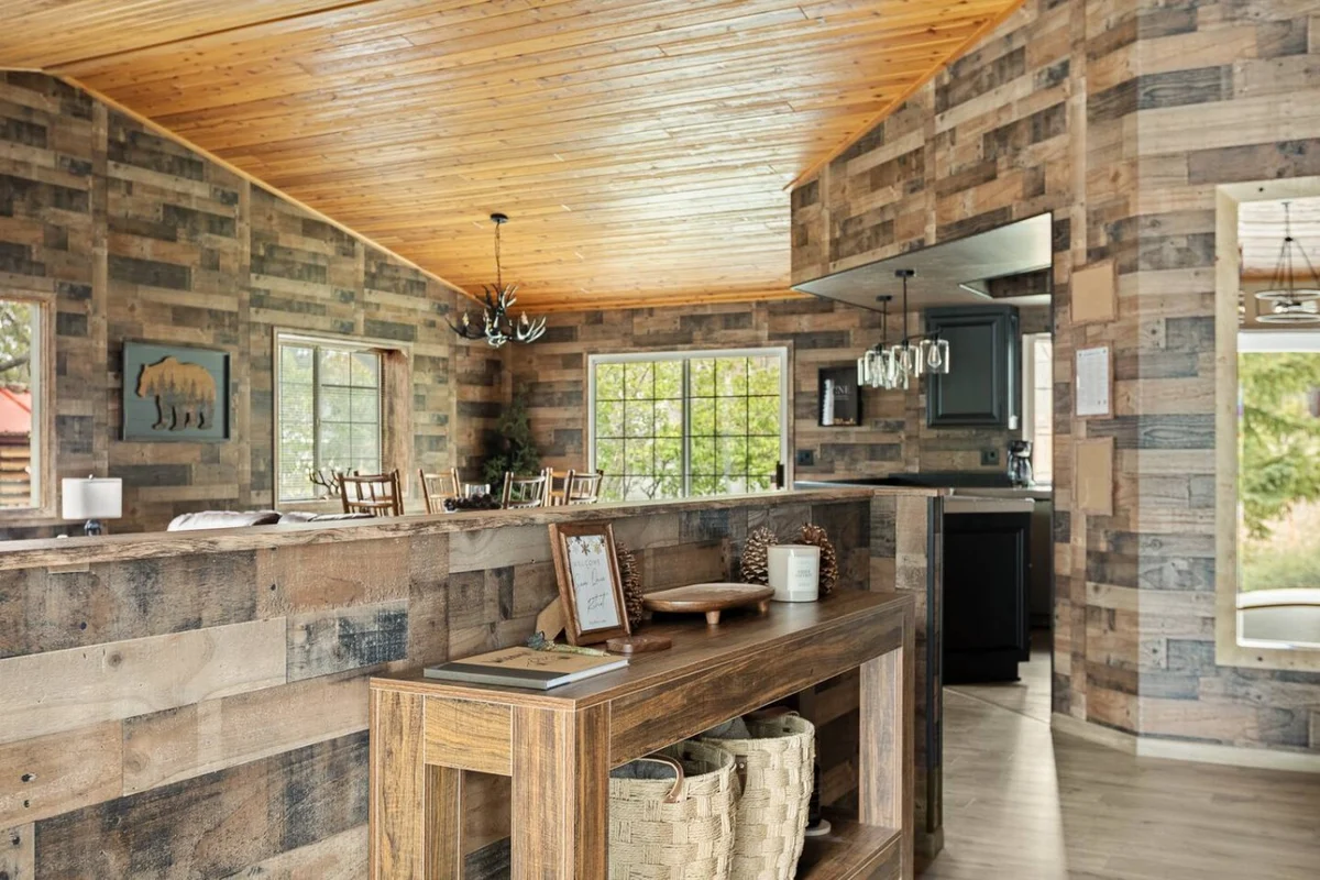 Designer Snow Queen Retreat | Mins to Zoo, Hot Tub #13