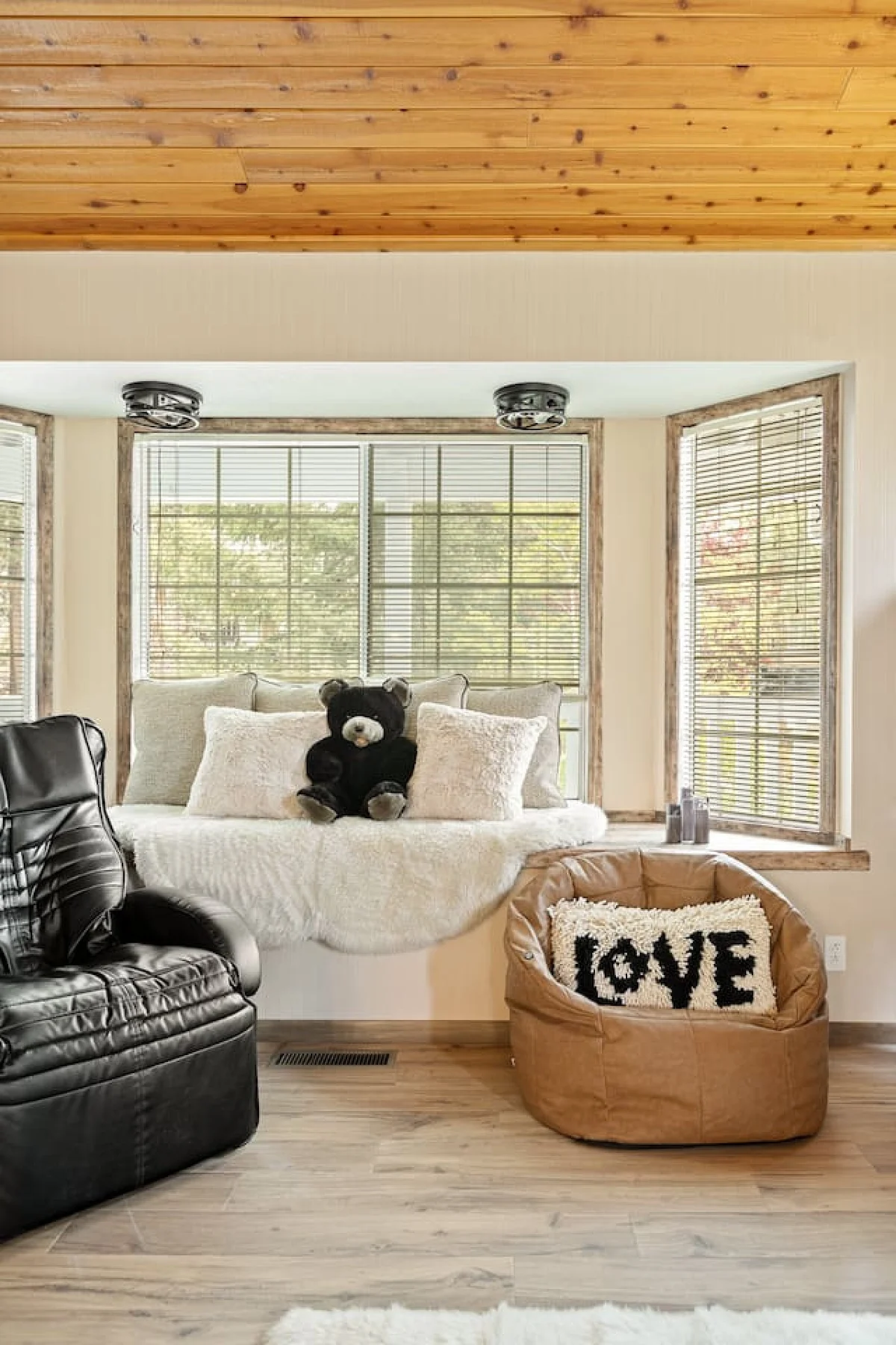 Designer Snow Queen Retreat | Mins to Zoo, Hot Tub #19