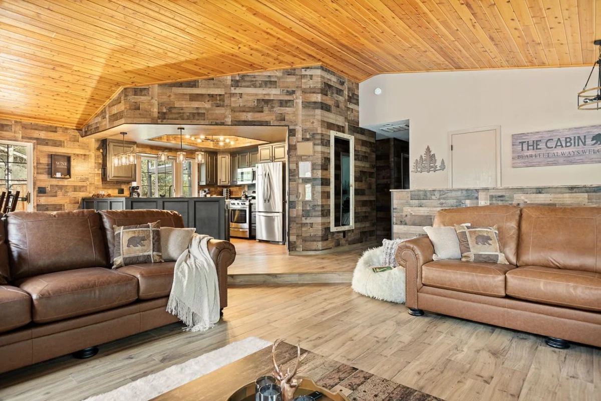 Designer Snow Queen Retreat | Mins to Zoo, Hot Tub #36