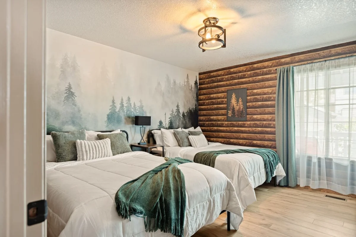 Designer Snow Queen Retreat | Mins to Zoo, Hot Tub #48