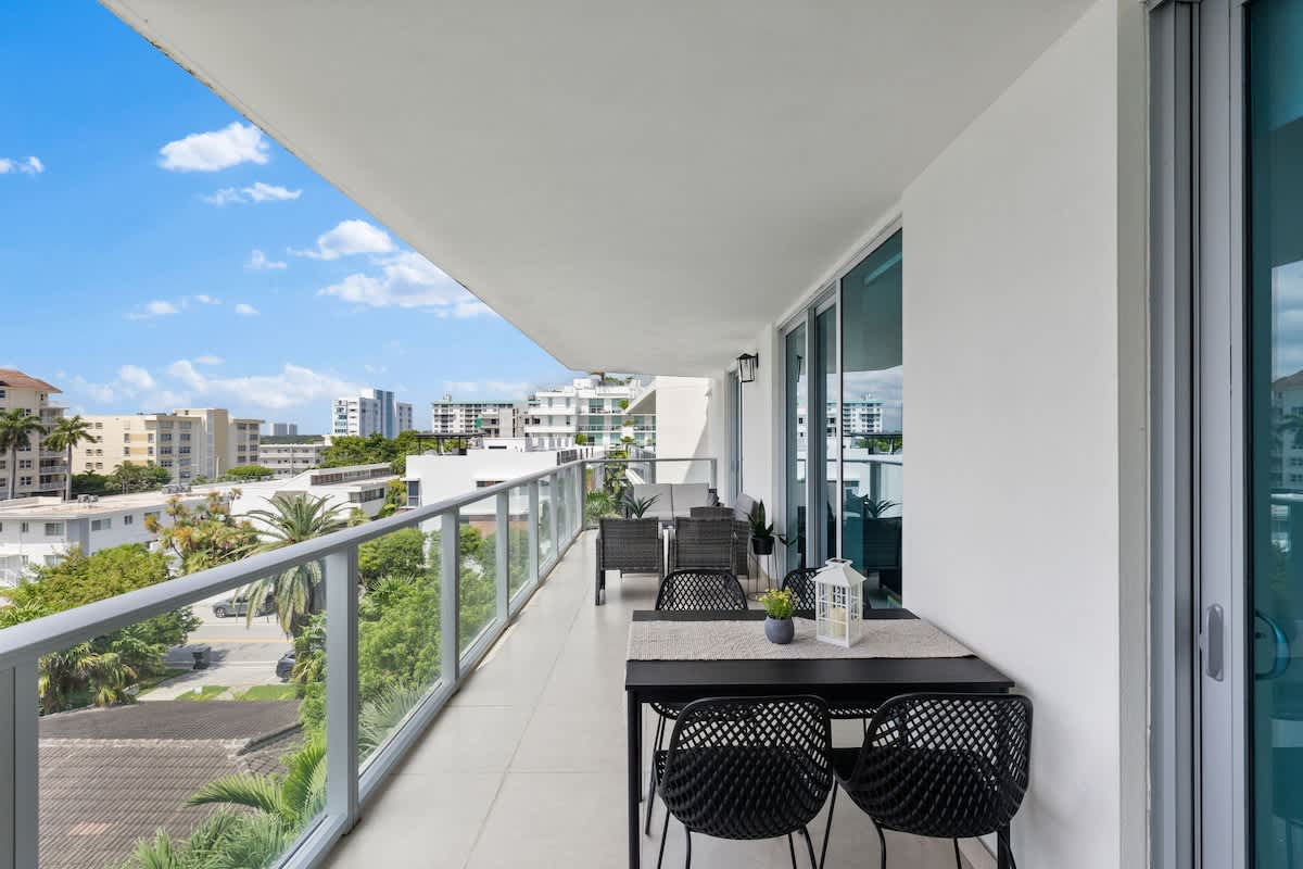 Condo in Bay Harbor Islands property photo 2