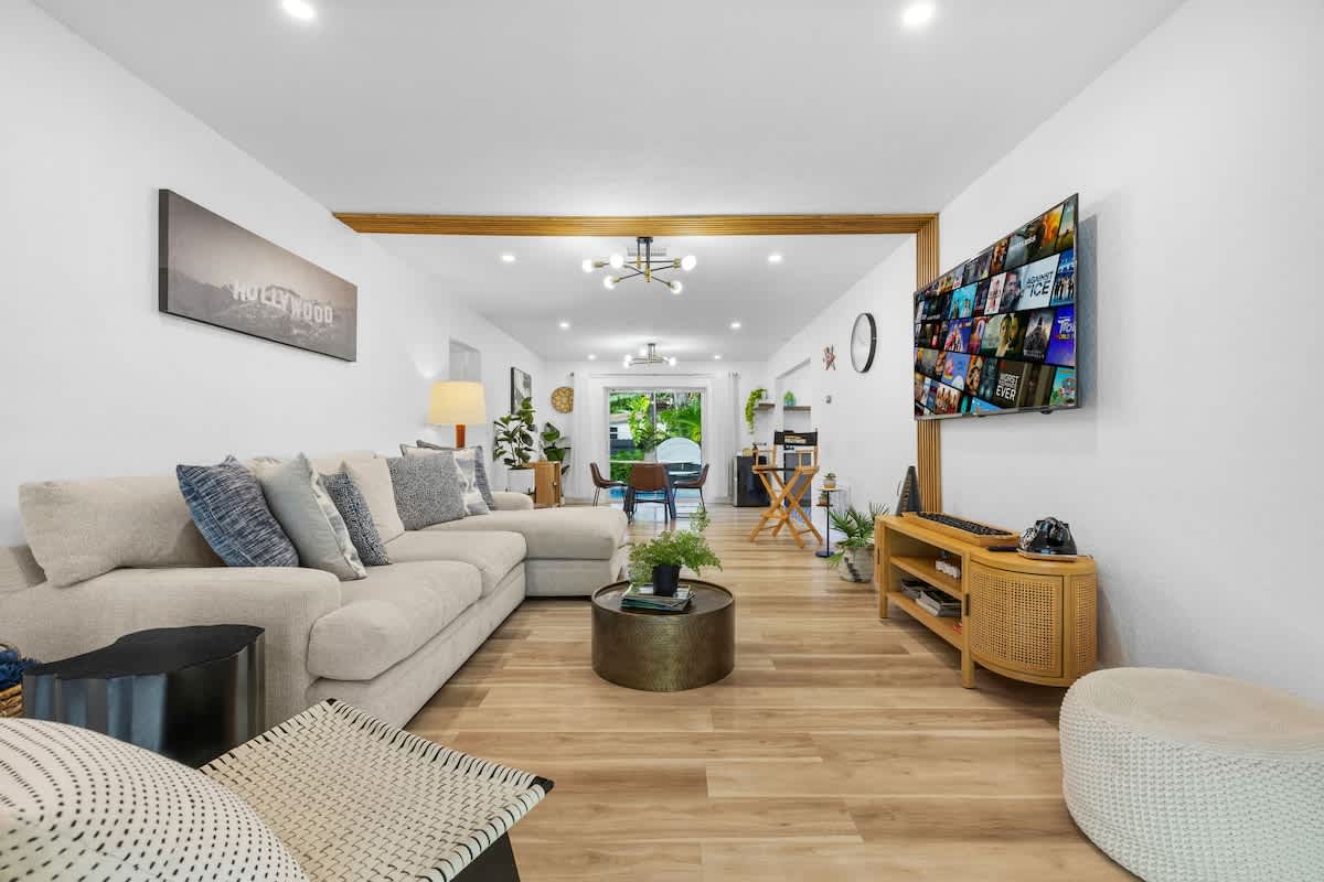 Home in Hollywood property photo 3