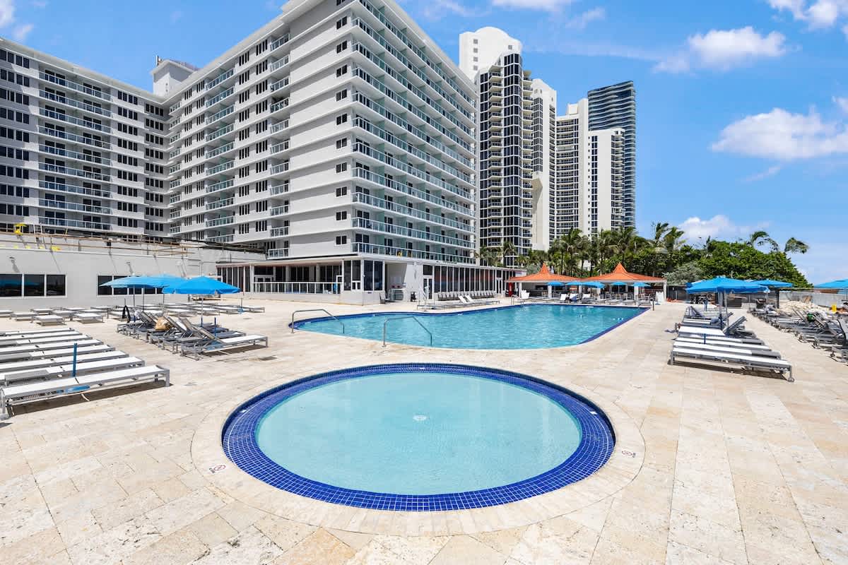 Condo in Sunny Isles Beach property photo 2