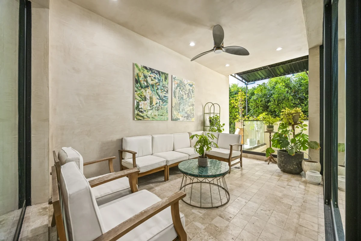 Home in Los Angeles property photo 9