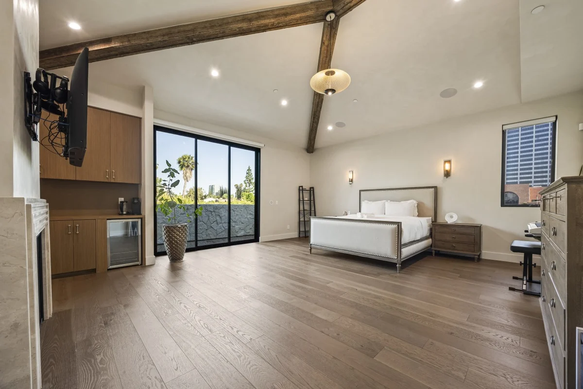 Home in Los Angeles property photo 16