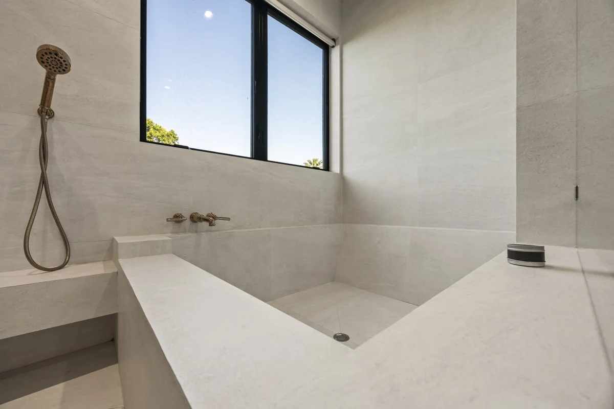 Home in Los Angeles property photo 13