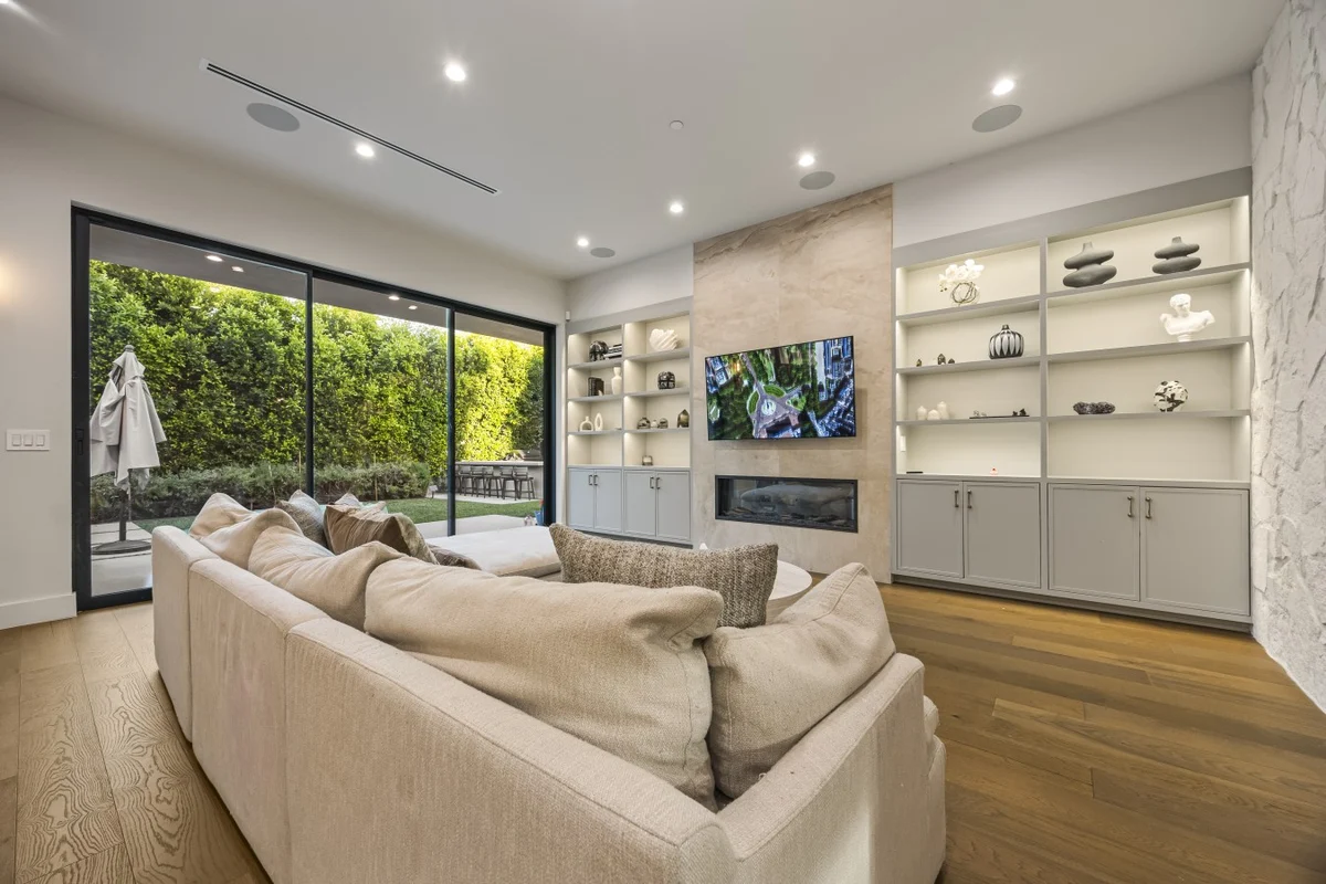 Home in Los Angeles property photo 43