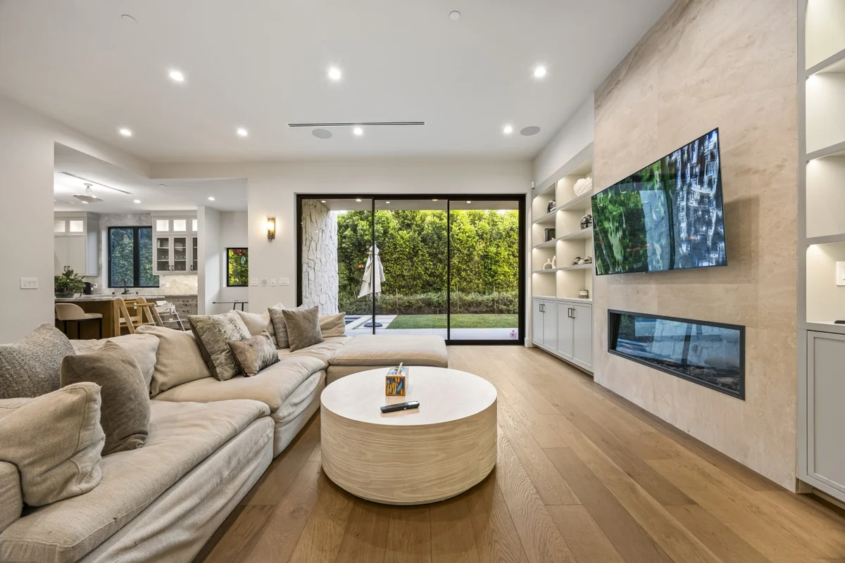 Home in Los Angeles property photo 32