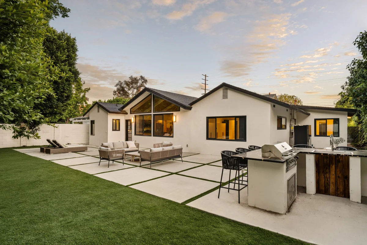 Home in Los Angeles County property photo 2