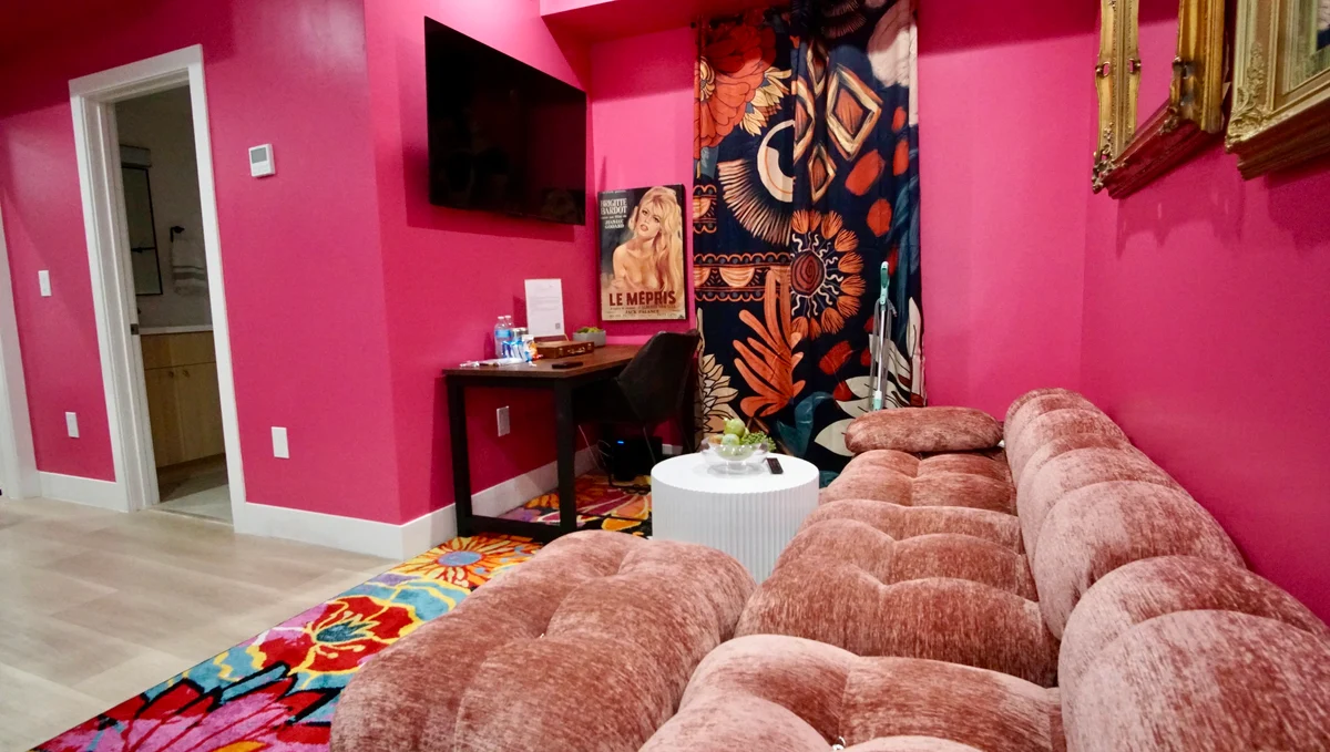 Flamingo Flat NoHo, Centrally located property photo 3