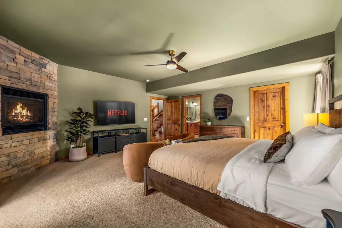 NEW! SpeakEasy, Sauna+Hot Tub, Games:Kids & Adults - Holiday Home #23