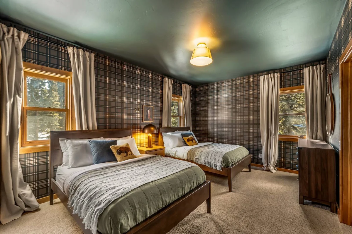 NEW! SpeakEasy, Sauna+Hot Tub, Games:Kids & Adults - Holiday Home #105