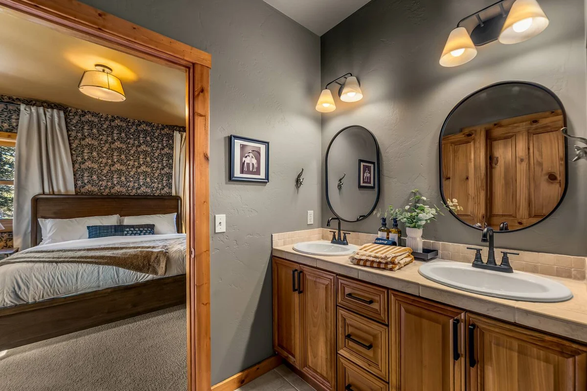 NEW! SpeakEasy, Sauna+Hot Tub, Games:Kids & Adults - Holiday Home #67