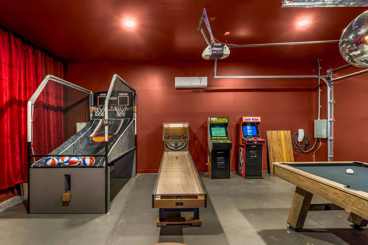 NEW! SpeakEasy, Sauna+Hot Tub, Games:Kids & Adults - Holiday Home #156