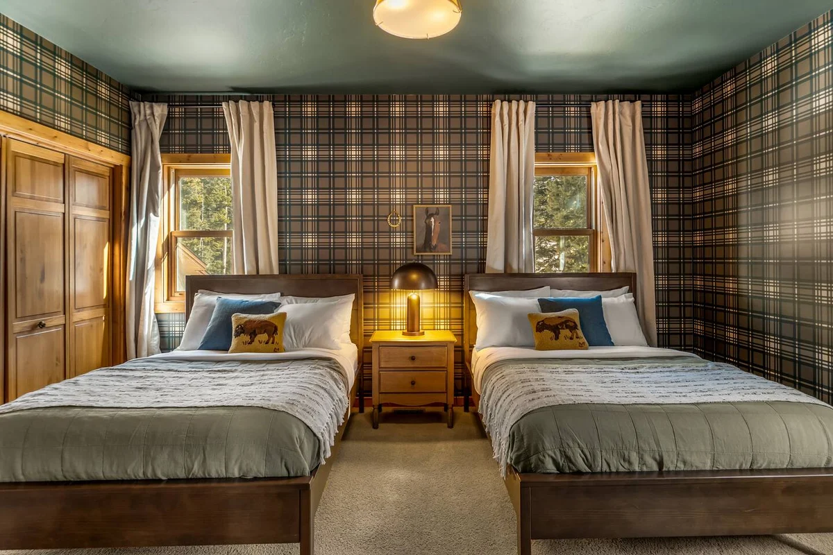NEW! SpeakEasy, Sauna+Hot Tub, Games:Kids & Adults - Holiday Home #75