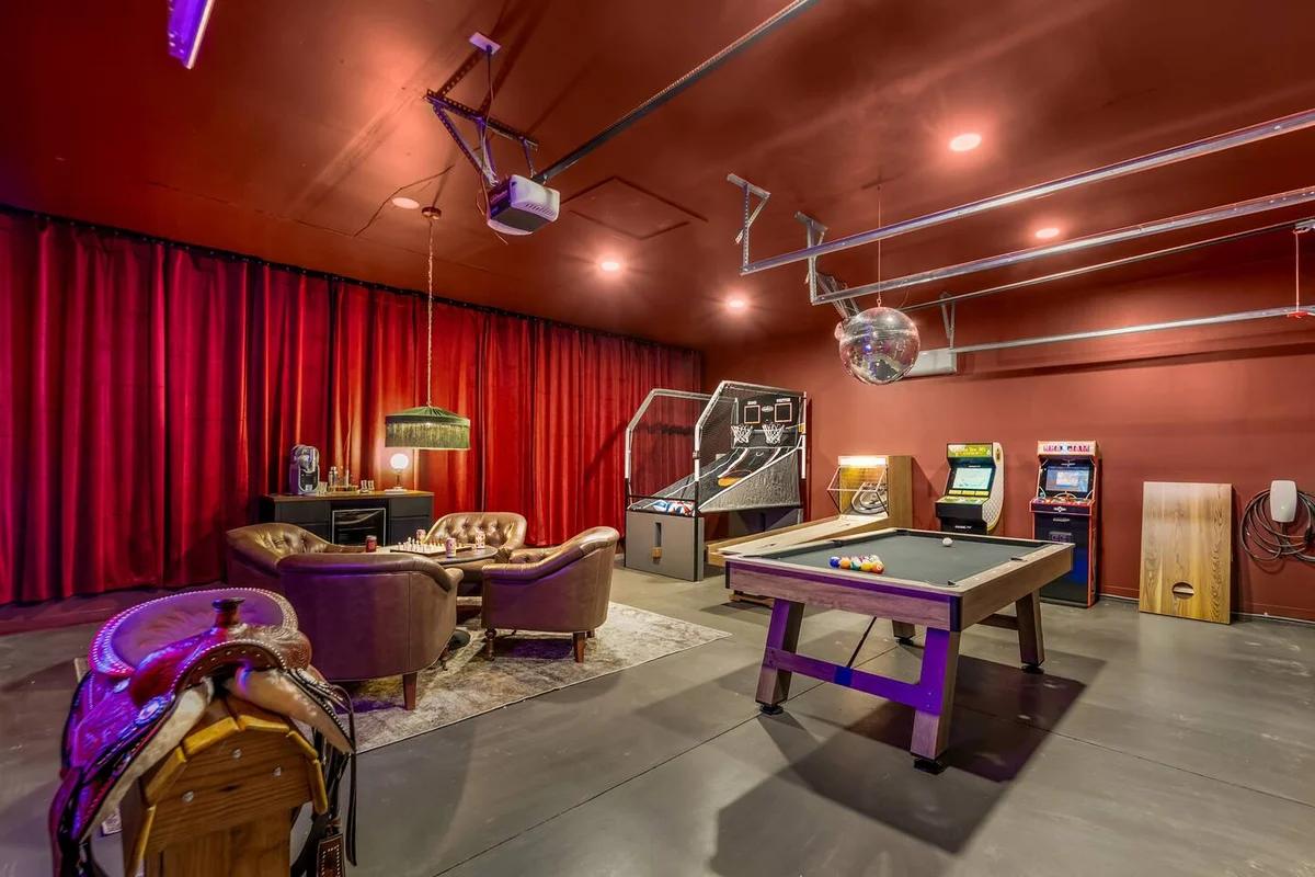 NEW! SpeakEasy, Sauna+Hot Tub, Games:Kids & Adults - Holiday Home #128